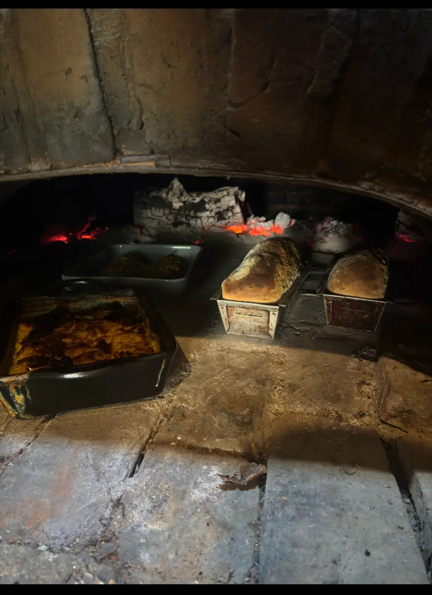Pains et plats en cuisson dans le four à pain
