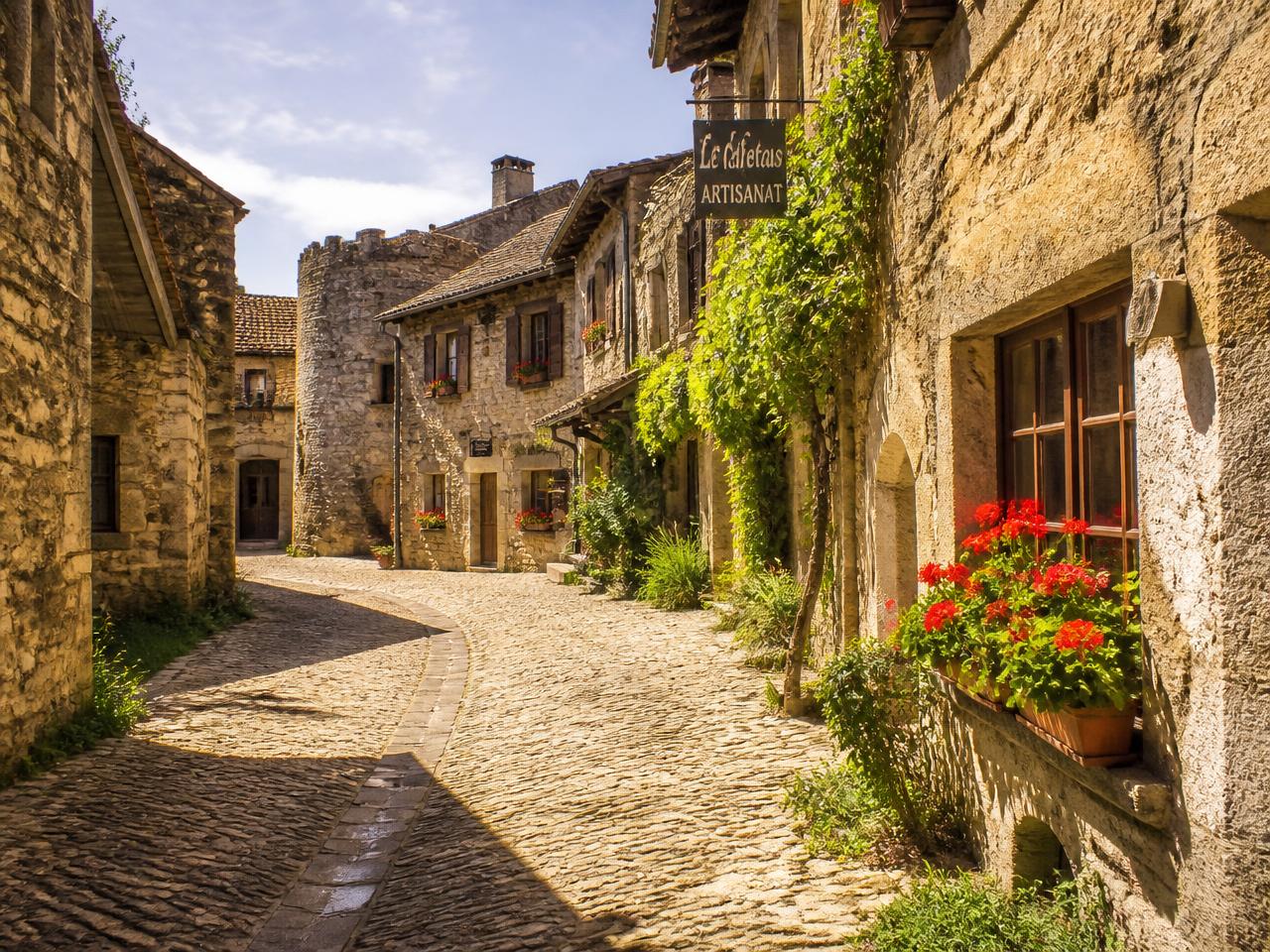 Ruelle pavée de la cité médiévale de Pérouges